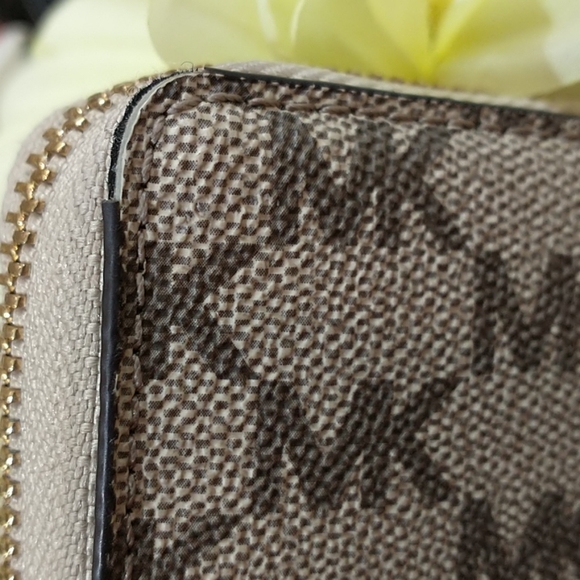 Michael Kors Signature Wallet - Picture 11 of 11
